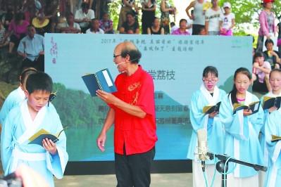 中國(guó)僑網(wǎng)柯家駒教孩子們誦讀《途次莆田》。錢(qián)麗鶯 攝