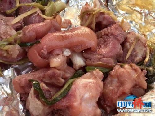 中國僑網(wǎng)“焗窯”里出來的食物 李曉春 攝