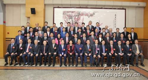 中國僑網(wǎng)廣東省“五僑”單位領(lǐng)導(dǎo)與海外僑胞代表合影