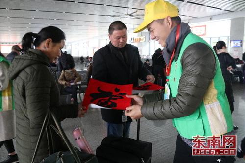 中國僑網(wǎng)志愿者送“?!?施建清/攝