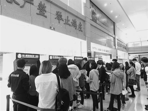 中國(guó)僑網(wǎng)汕頭市公安局出入境辦證大廳一派火熱景象。