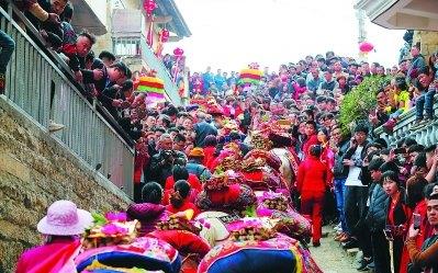 中國(guó)僑網(wǎng)信眾追隨巡游隊(duì)伍。 林勝奕 攝