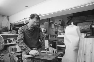 中國僑網(wǎng)在工作室鋸木頭的黃烏錐。