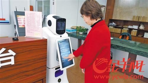 中國(guó)僑網(wǎng)工作人員正在示范操作該機(jī)器人撰寫訴訟文書