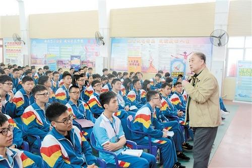 中國僑網(wǎng)劉大禾教授近距離為同學(xué)們授課。