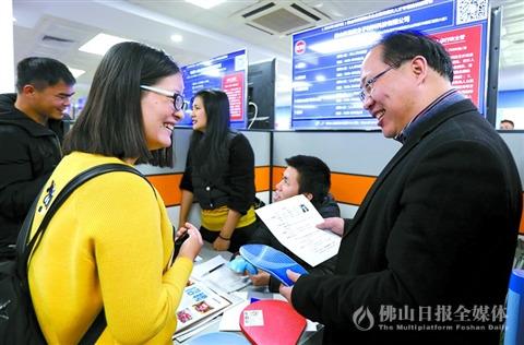 中國僑網(wǎng)畢業(yè)于西北農(nóng)林科技大學(xué)碩士研究生賀嬌姣(左2)應(yīng)聘佛山林至高分子材料科技有限公司有關(guān)職位。 佛山日報記者甘建華攝