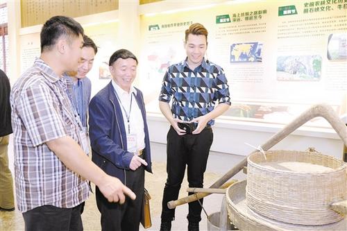 中國(guó)僑網(wǎng)海外僑領(lǐng)在臺(tái)山中國(guó)農(nóng)業(yè)公園饒有興趣地參觀農(nóng)耕博物館。