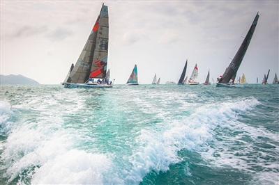 中國(guó)僑網(wǎng)參加2018海帆賽的帆船在三亞灣海域角逐場(chǎng)地賽。 本報(bào)記者 宋國(guó)強(qiáng) 攝