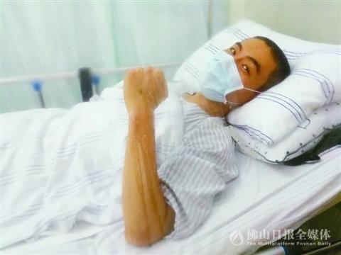 中國(guó)僑網(wǎng)躺在病床上的王鵬握緊拳頭為自己打氣。/佛山日?qǐng)?bào)見習(xí)記者韋娟明攝