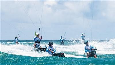 中國(guó)僑網(wǎng)5月6日,選手在2018中國(guó)博鰲國(guó)際風(fēng)箏沖浪節(jié)首輪比賽中。 本報(bào)記者 宋國(guó)強(qiáng) 攝