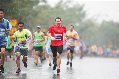 中國僑網(wǎng)“奔跑海南”環(huán)島全民健跑活動瓊海站現(xiàn)場。 本報記者 袁琛 攝