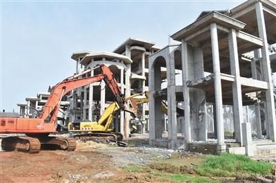 中國僑網(wǎng)拆違現(xiàn)場(chǎng)。 本報(bào)記者 張期望 攝