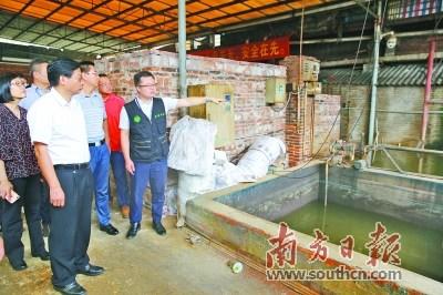 中國(guó)僑網(wǎng)佛山市環(huán)保局局長(zhǎng)楊永泰帶隊(duì)突擊檢查被市民投訴的污染企業(yè)。佛山市環(huán)保局供圖