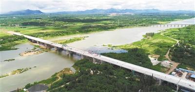 中國(guó)僑網(wǎng)合龍后的文瓊高速萬(wàn)泉河特大橋。 本報(bào)記者 袁琛 通訊員 陶暢 攝