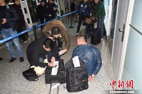 中國僑網(wǎng)浙江青田警方破獲一起特大“地下錢莊案” 齊黎軍 攝