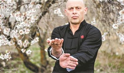 中國(guó)僑網(wǎng)沙治奧愛好中國(guó)武術(shù)。