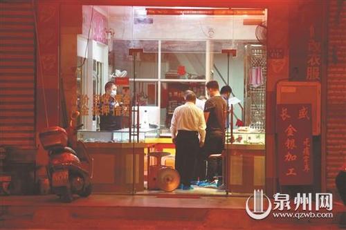 中國僑網警方在店內調查取證。