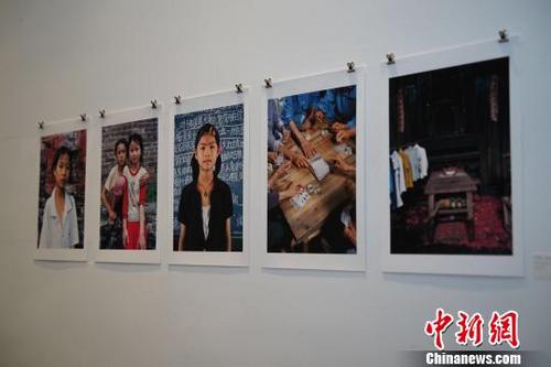 中國(guó)僑網(wǎng)攝影展現(xiàn)場(chǎng) 陳明東 攝