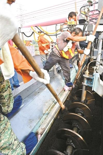 中國(guó)僑網(wǎng)環(huán)氧瀝青混凝土攤鋪技術(shù)作業(yè)現(xiàn)場(chǎng)。