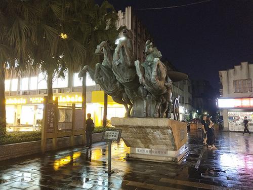 中國僑網(wǎng)溫州五馬街夜景 本文圖為復(fù)旦大學新聞學院 江健 圖