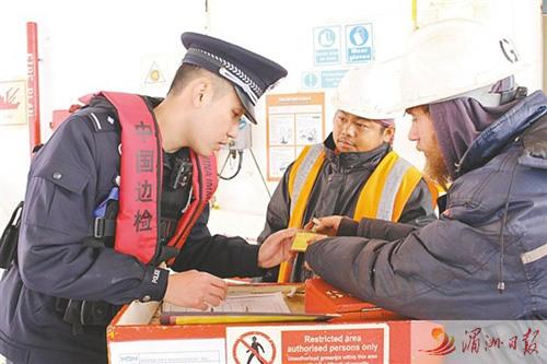 中國僑網(wǎng)圖為莆田出入境邊防檢查站民警在希臘籍“天使海洋”輪上核對證件。