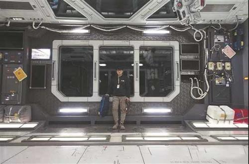 中國僑網(wǎng)王志堅在電影創(chuàng)作現(xiàn)場留影