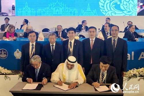 中國僑網(wǎng)亞奧理事會與中國汕頭市人民政府共同簽署2021年第三屆亞洲青年運動會舉辦權(quán)備忘錄。林芮 攝