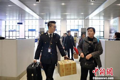 中國(guó)僑網(wǎng)福州海關(guān)在平潭口岸采取多項(xiàng)措施,為返鄉(xiāng)祭祖臺(tái)胞提供便利。(福州海關(guān)供圖)