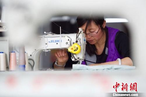 中國僑網(wǎng)楊永智在海門疊石橋家紡工廠內(nèi)拍攝的作品 楊永智 攝