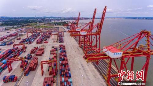 中國(guó)僑網(wǎng)圖為航拍海南洋浦港 駱云飛 攝