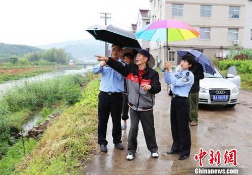 中國(guó)僑網(wǎng)圖為:民警陪臺(tái)胞蔣志凡尋找其父親86年前的安葬地 仙居公安供圖