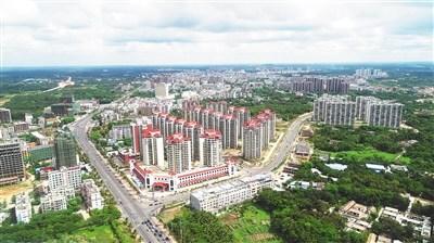 中國僑網(wǎng)俯瞰文昌城區(qū)。 本報記者 李佳飛 特約記者 黃良策 攝