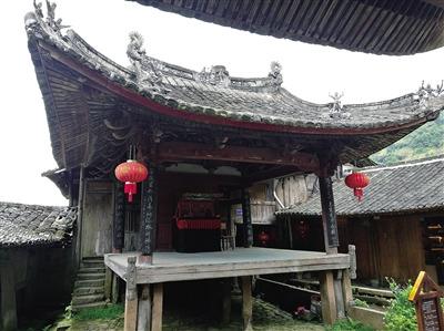 中國僑網(wǎng)碗窯古戲臺。 潘虹 攝