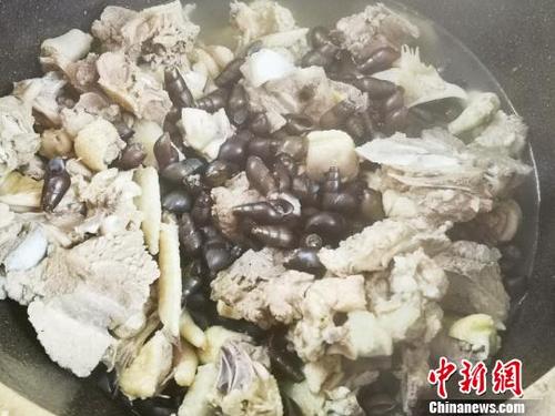 中國(guó)僑網(wǎng)豬骨土雞燉坑螺湯 李曉春 攝