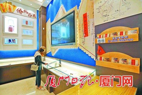 中國(guó)僑網(wǎng)廈門市民參觀僑批展廳(《廈門日?qǐng)?bào)》/王協(xié)云 攝)