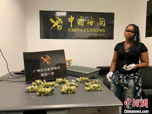 中國(guó)僑網(wǎng)廣州海關(guān)所屬白云機(jī)場(chǎng)海關(guān)查獲一名外籍旅客利用食品藏匿未申報(bào)外幣進(jìn)境 呂依 攝