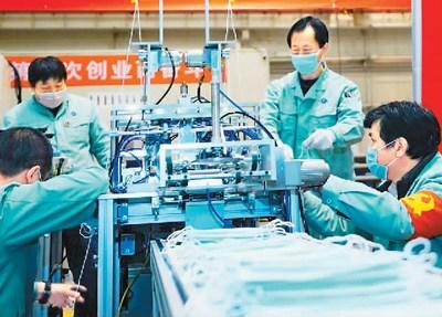 中國僑網(wǎng)圖為在北京順義馬坡科技園的生產(chǎn)車間,北一法康生產(chǎn)線有限公司的工人們在生產(chǎn)口罩。本報記者 賀 勇攝