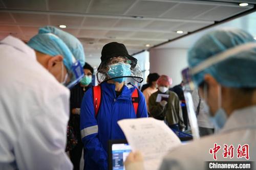 中國(guó)僑網(wǎng)圖為入境人員排隊(duì)等候 劉冉陽 攝