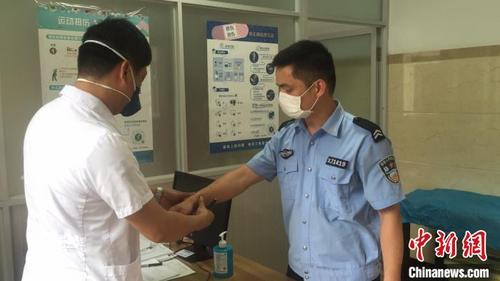 中國(guó)僑網(wǎng)被強(qiáng)行送到醫(yī)院接受治療 季晨曦 攝