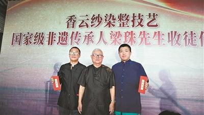 中國僑網(wǎng)梁珠(中)和兩名90后徒弟