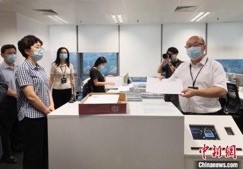 中國僑網(wǎng)圖為重慶市委統(tǒng)戰(zhàn)部部長李靜深入企業(yè)走訪調(diào)研。 李婭 攝