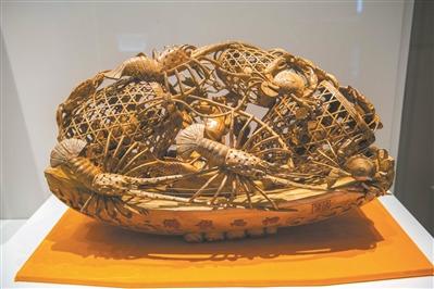 中國(guó)僑網(wǎng)潮州非遺作品木雕通雕蝦蟹簍。 廣州日?qǐng)?bào)全媒體記者蘇韻樺 攝