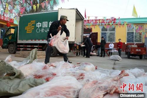 中國(guó)僑網(wǎng)圖為電商企業(yè)到前河鄉(xiāng)甘家川村村民家門口收“土貨”。 石延壽 攝