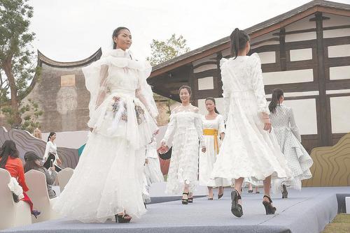 中國僑網(wǎng)匠人大會漢服秀。