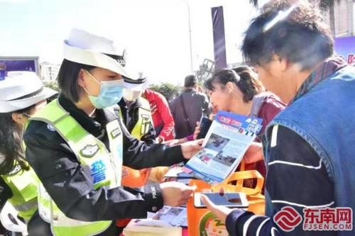 中國僑網(wǎng)宣傳交通安全知識