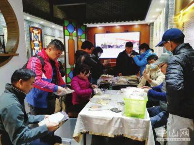 中國(guó)僑網(wǎng)本土歷史文化愛(ài)好者連續(xù)兩日來(lái)僑房協(xié)助清理這批舊時(shí)文書。李瑋瑋 攝