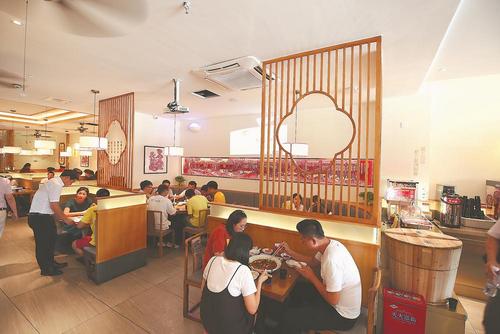 中國僑網(wǎng)周麻婆剪紙主題餐廳