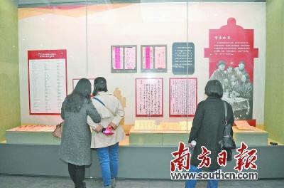 中國(guó)僑網(wǎng)“家國(guó)情懷寄尺素——江門(mén)五邑銀信(僑批)專(zhuān)題展”吸引市民參觀(guān)。楊興樂(lè) 攝