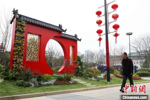 中國僑網(wǎng)溫州市區(qū)繡山路段景觀小品。陳翔攝