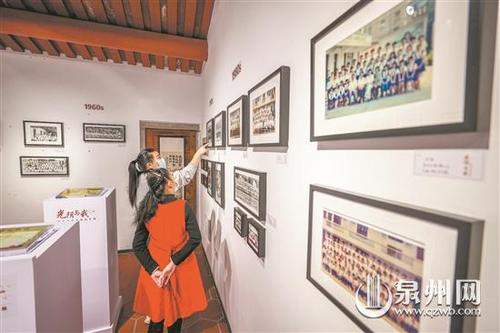 中國僑網(wǎng)位于泉州府文廟旁的正音書院成為首個復建投用的書院。圖為游客日前在正音書院參觀“光陰與我—鯉城百年名校校史展”。(陳起拓 攝)